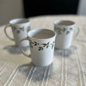 Oneida Christmas Holly and Berries Coffee Tea Mugs Set Of 3 Vintage